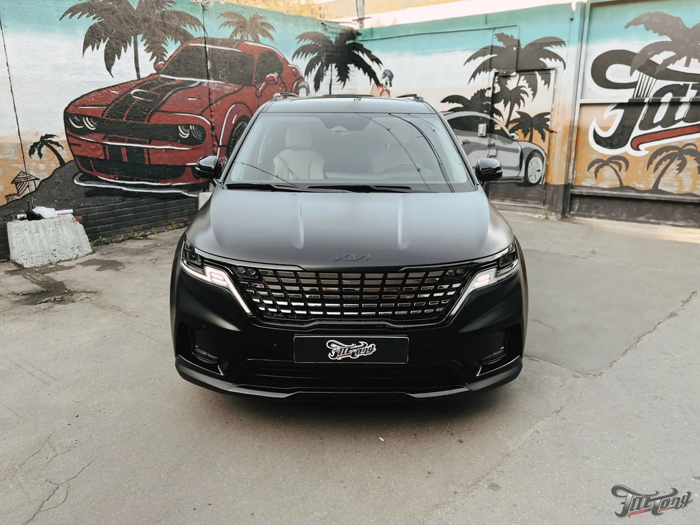Большой проект для семейного автомобиля Kia Carnival, часть 2: оклейка матовым полиуретаном, цветные ремни, перетяжка руля, антихром, окрас суппортов, детейлинг
